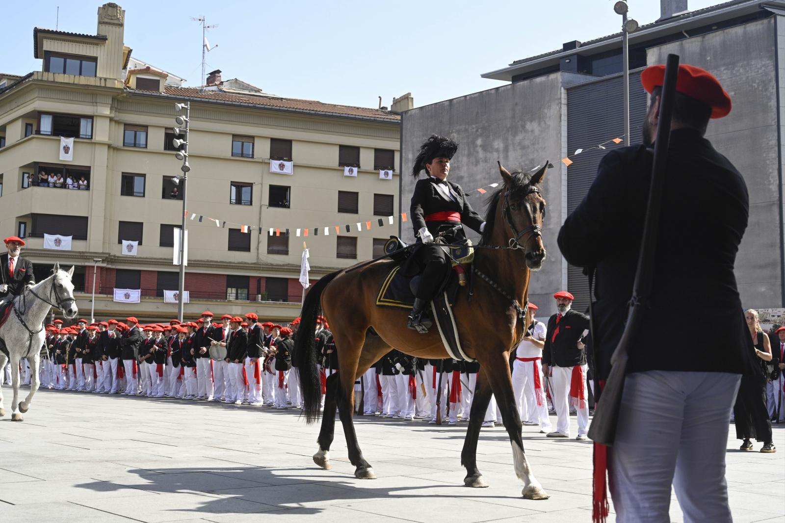 El Alarde público desfila bajo un intenso sol