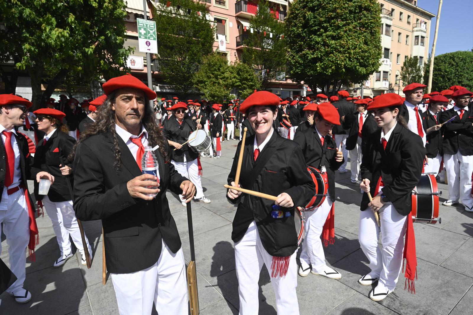 El Alarde público desfila bajo un intenso sol