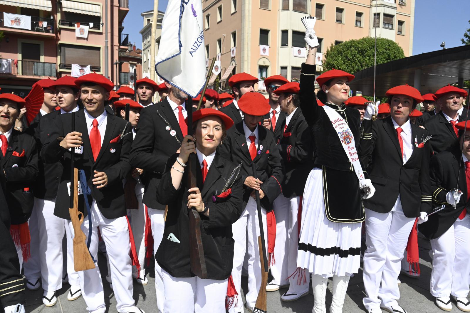 El Alarde público desfila bajo un intenso sol