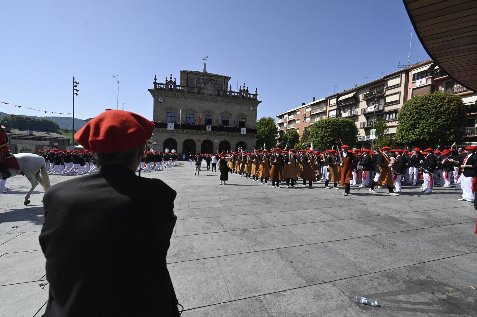 El Alarde público desfila bajo un intenso sol