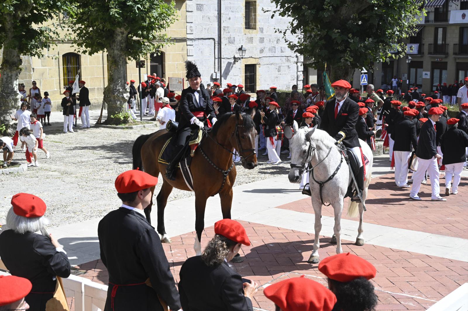 El Alarde público desfila bajo un intenso sol