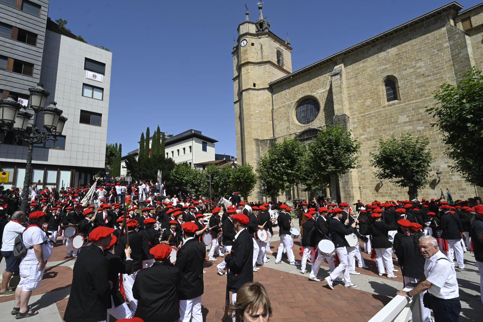 El Alarde público desfila bajo un intenso sol