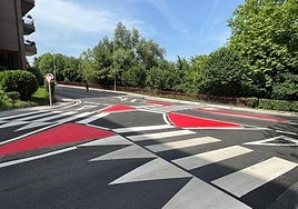 En la calle Borroto de Aiete se ha actuado recientemente para hacer accesible y seguro uno de sus pasos de peatones.