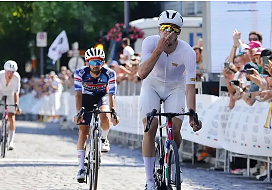 Filippo Conca gesticula nada más imponerse en la meta de Gorizia. Su compañero Mattia Gaffuri, al fondo, acaba quinto.