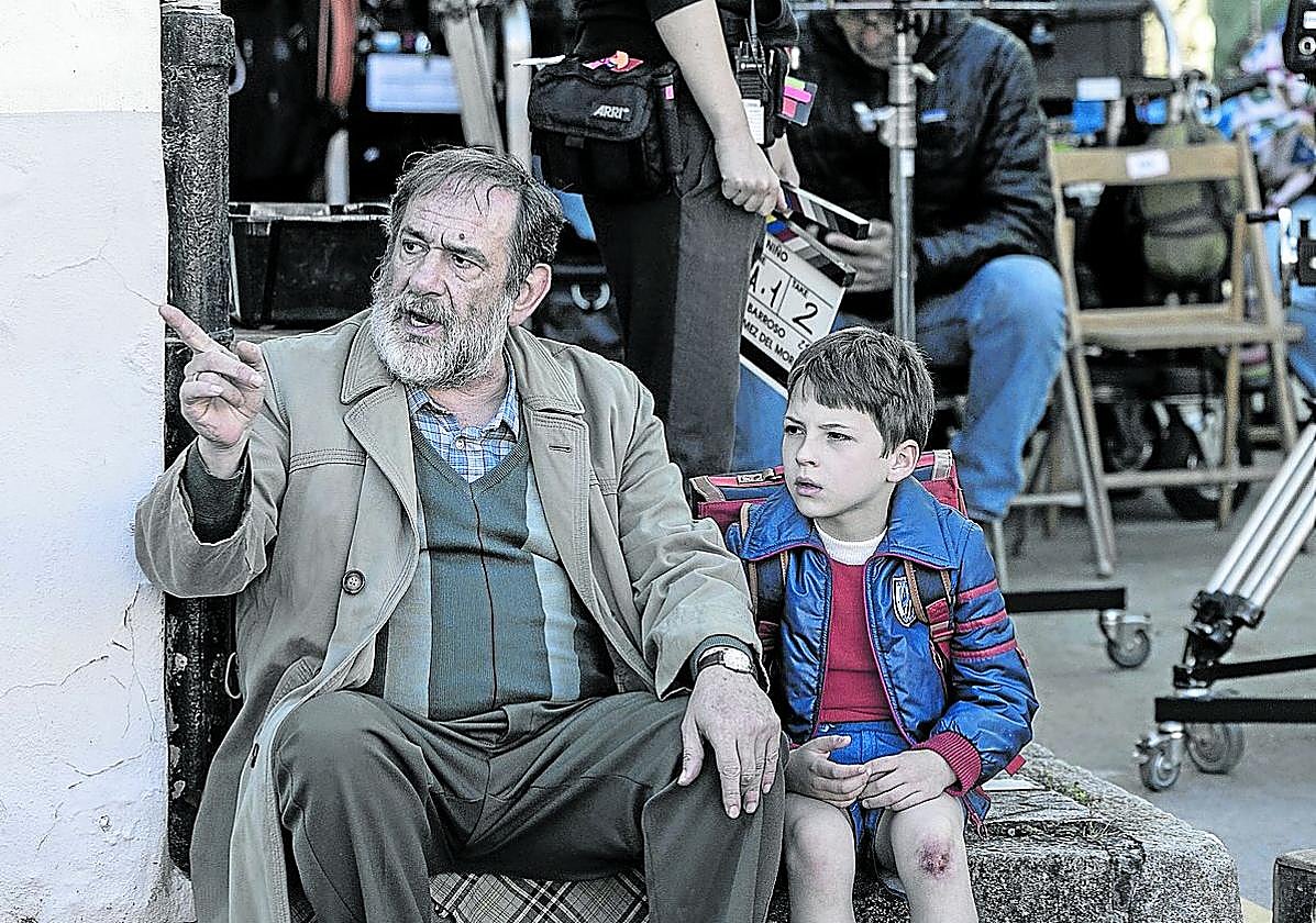 Karra Elejalde, junto al niño Álex infantes en un momento del rodaje.