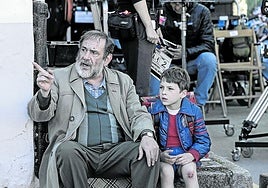 Karra Elejalde, junto al niño Álex infantes en un momento del rodaje.