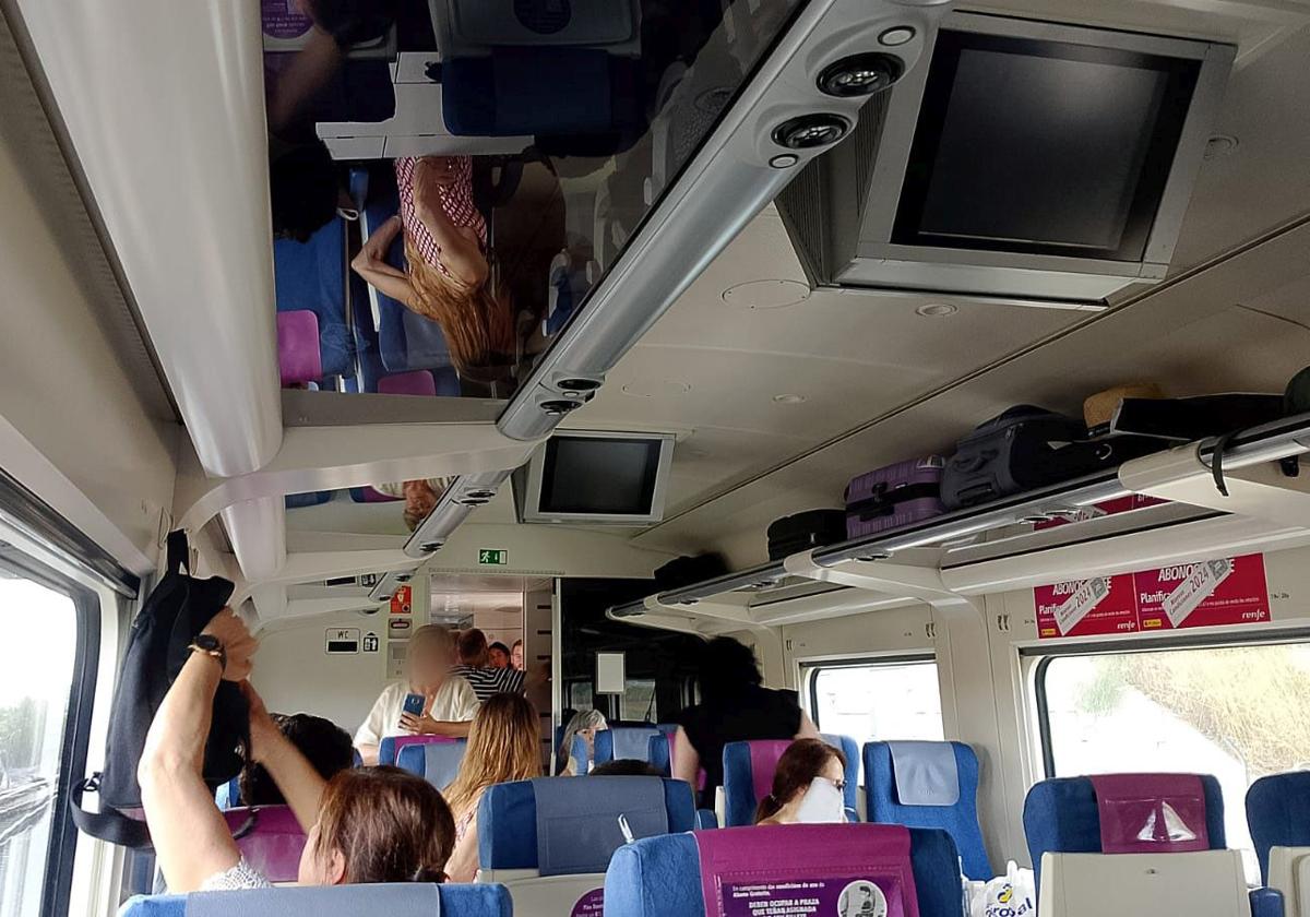 Imagen del interior de uno de los vagones del tren que se ha quedado parado a la salida de la estación de Burgos.