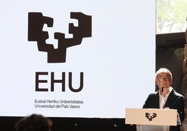 Joxerramon Bengoetxea, rector de la Universidad, junto a la nueva imagen de la EHU en la presentación de este lunes en Chillida-Leku.