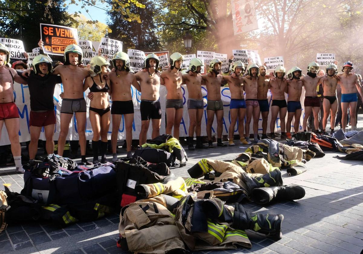 Protesta de los bomberos por la OPE en 2022.