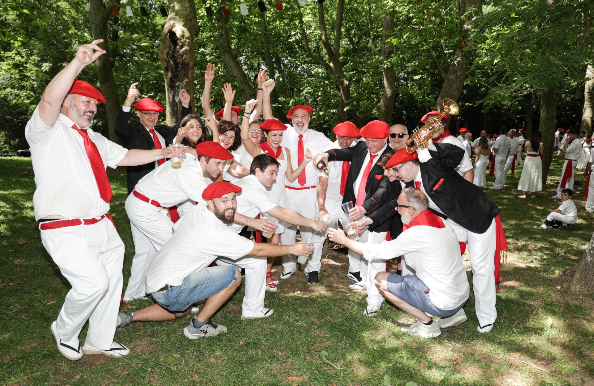 Danzas, cuadrillas y sidra en las campas de San Marcial
