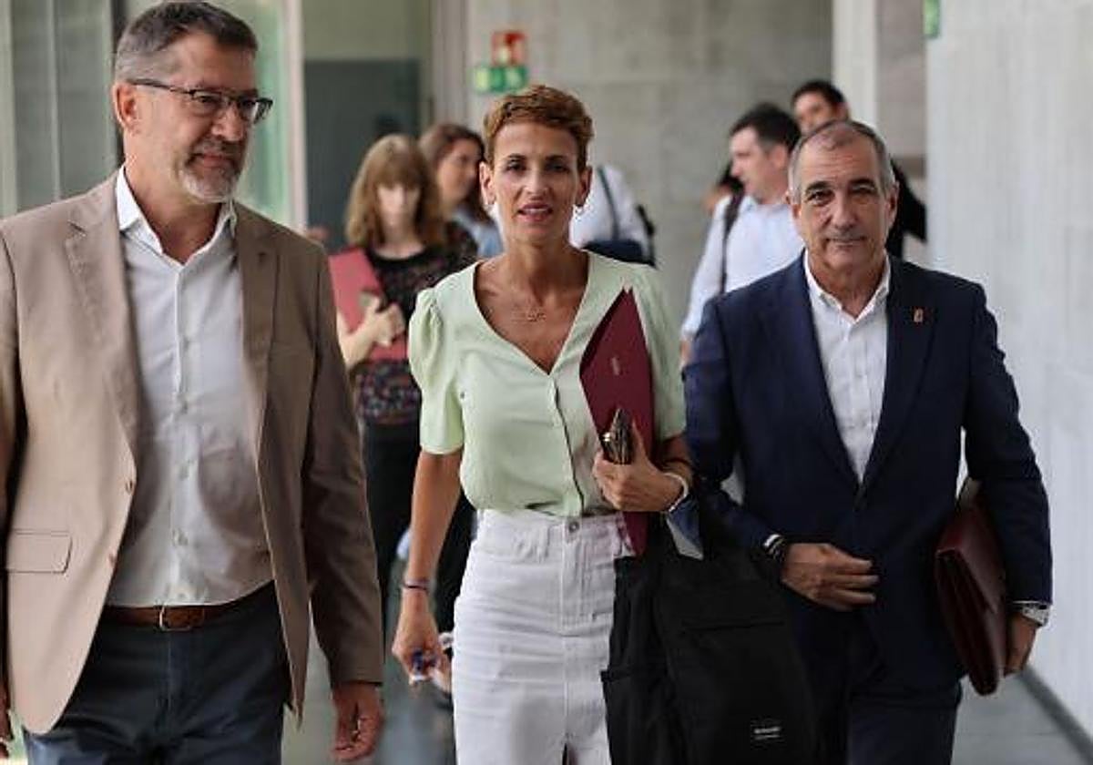 La presidenta María Chivite junto al consejero de Obras Públicas, este lunes en el Parlamento de Navarra