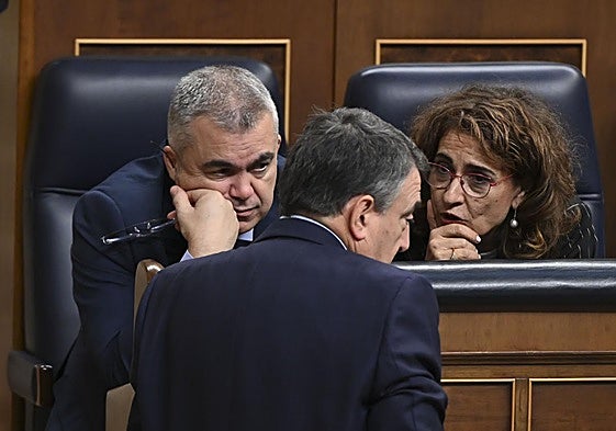 Aitor Esteban, junto a Santos Cerdán y María Jesús Montero en el Congreso.