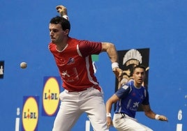 Altuna IIII suelta un pelotazo con Zabala antes de la torsión de rodilla, el domingo en Mungia.
