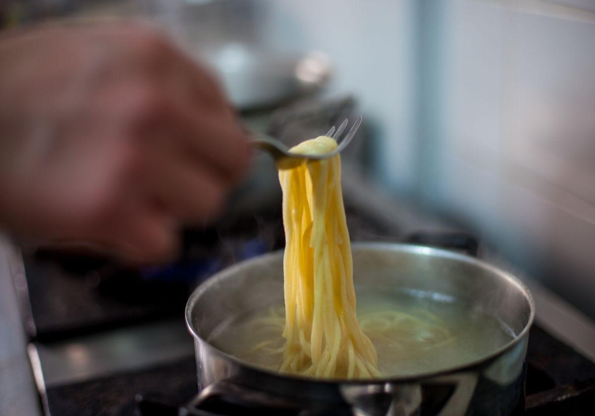 El falso mito sobre el momento de echar la sal al cocer pasta: «Habría que usar 250 gramos para que afecte»
