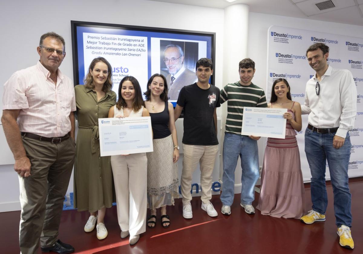 Los dos grupos de alumnos galardonados posan con sus diplomas.
