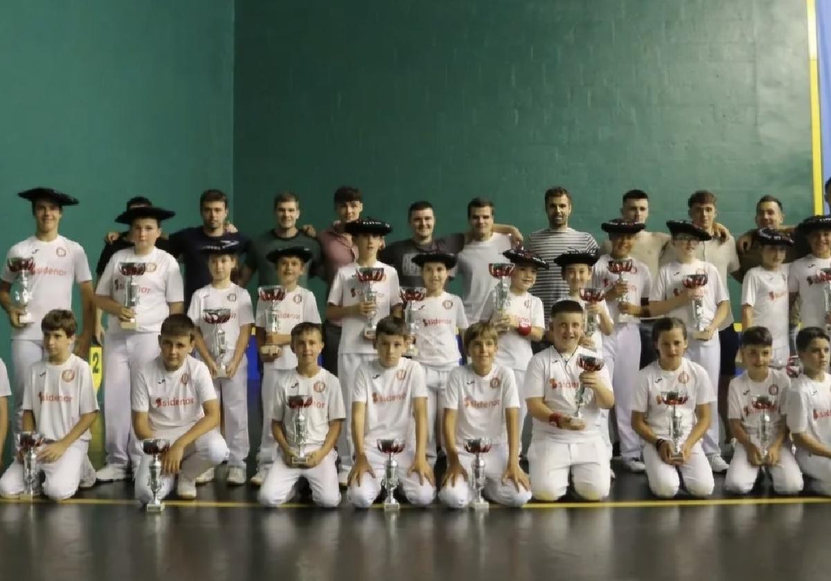 53. Txikito de Azkoitia pilota txapelketako finalistak Oteiza pilota elkarteko kideekin.