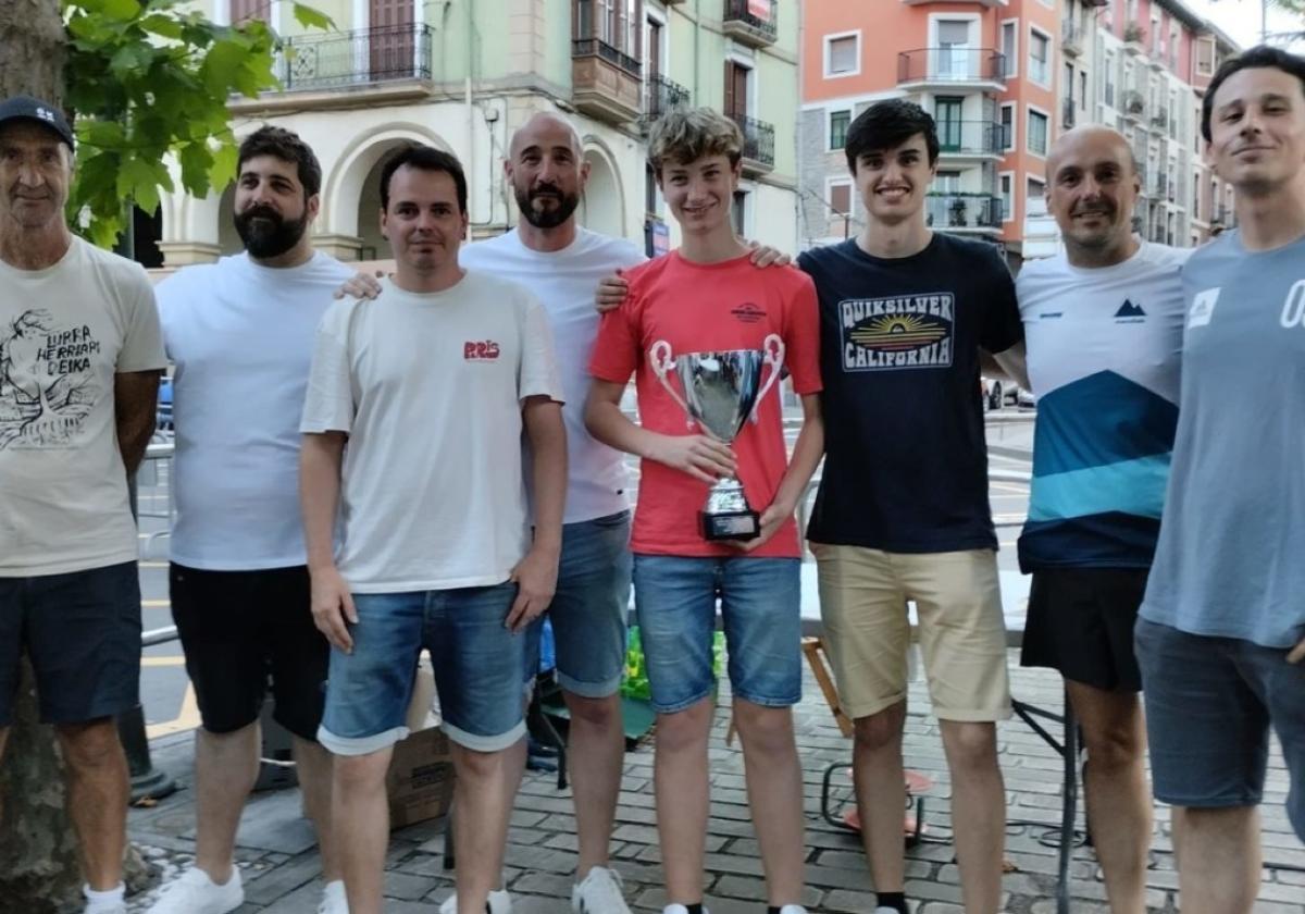 Los ganadores junto a los representantes del Ayuntamiento.