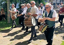 Los txistularis y tamborileros precedieron el paso a la comitiva a la entrada de la iglesia.
