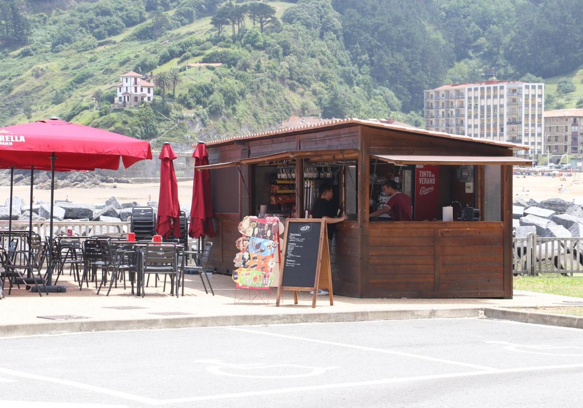 El chiringuito de la playa mutrikuarra de Ondarbeltz sigue abierto.