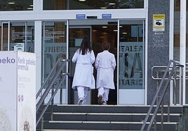 Dos sanitarias acceden al Hospital Donostia.