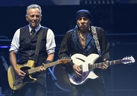 Stevie Van Zandt, junto a Bruce Springsteen, durante el concierto del lunes en Milán.