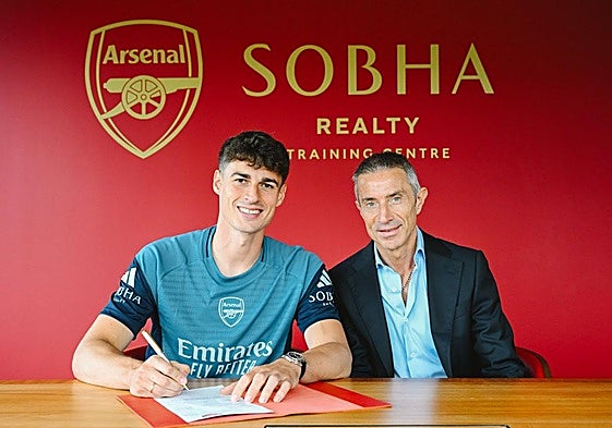 Kepa Arrizabalaga firma su nuevo contrato con el Arsenal hasta 2028 junto al director deportivo Andrea Berta
