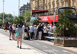 Turistas se suben este verano al autobús turístico de San Sebastián.