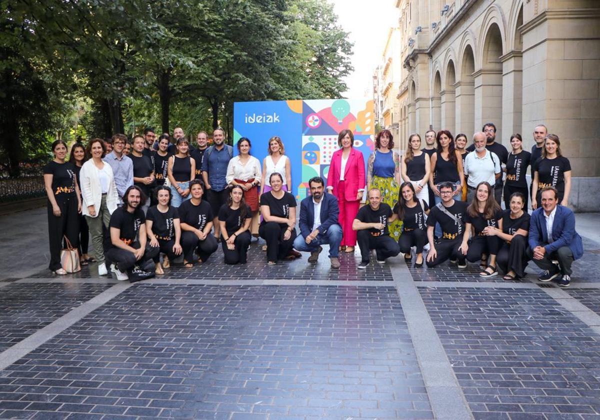 2024an bultzatu ziren zortzi proiektuetako partaideak.
