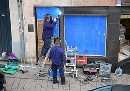 Un trabajador realiza un trabajo de soldadura en Eibar.