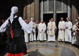 Los azpeitiarras dedicaron una multitudinaria despedida al párroco con aurresku de honor incluido.
