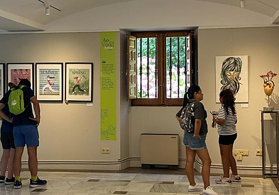 Visitantes ayer en la inauguración de la exposición en la Sala del Palacio del Señorío de Bertiz.