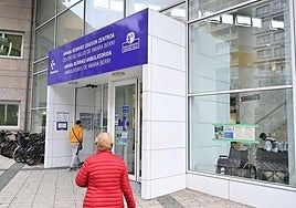 Dos usuarios acceden al centro de salud de Amara Berri.