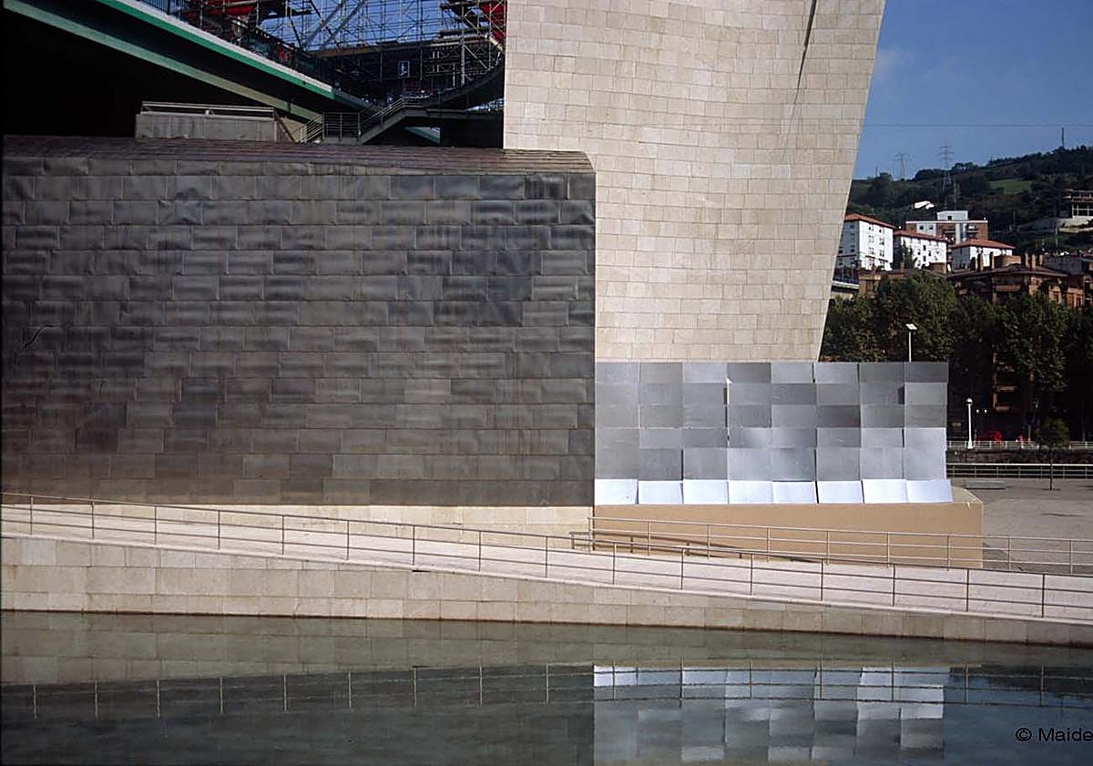 Imagen principal - Arriba, una fotografía de Maider López. En medio, la obra de Amondarain. Sobre estas líneas, la pieza de Ángela de la Cruz.