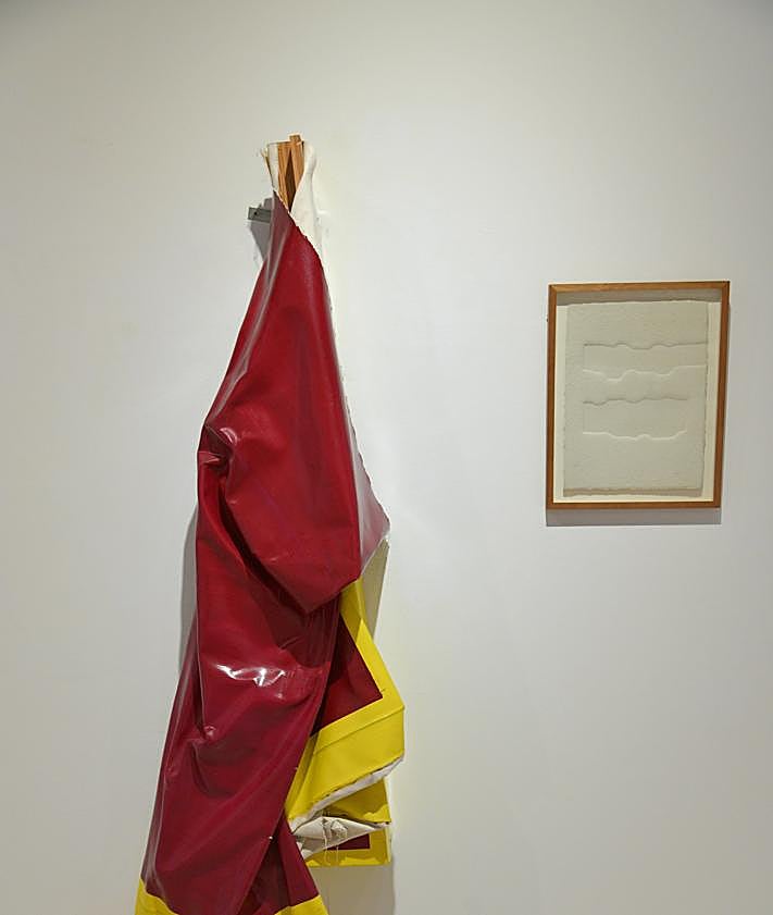 Imagen secundaria 2 - Arriba, una fotografía de Maider López. En medio, la obra de Amondarain. Sobre estas líneas, la pieza de Ángela de la Cruz.