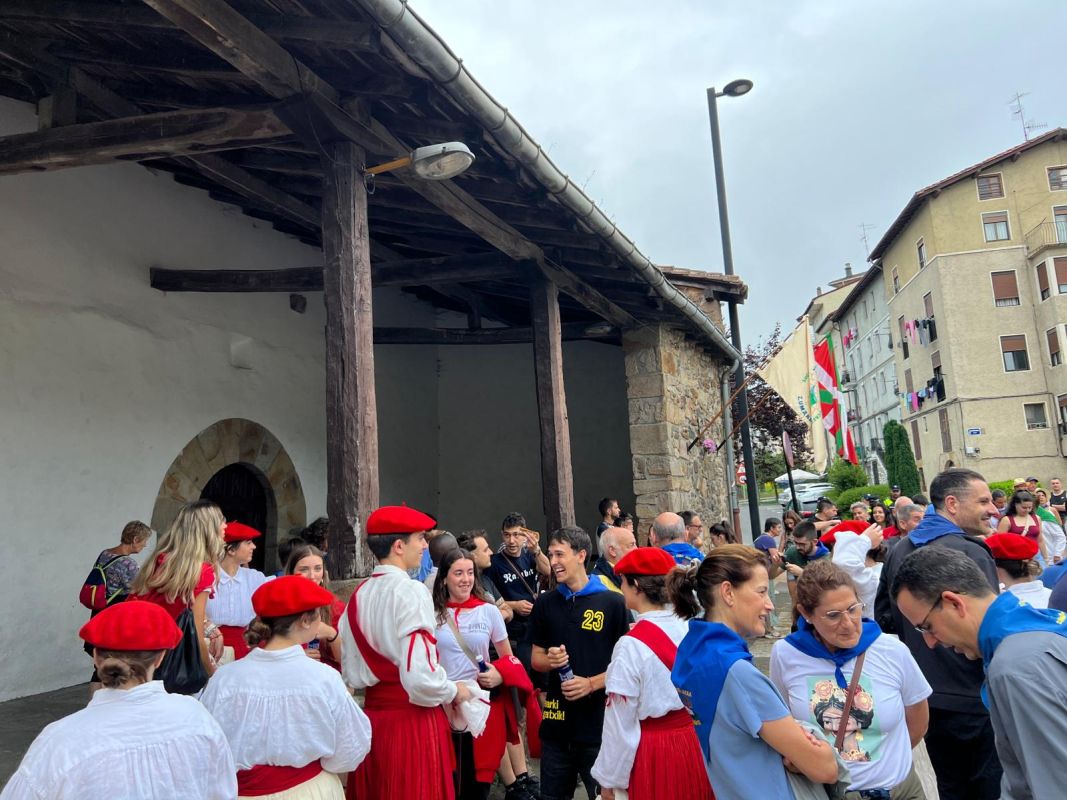 Emocionante Ezpata Dantza a la Virgen en la Antigua