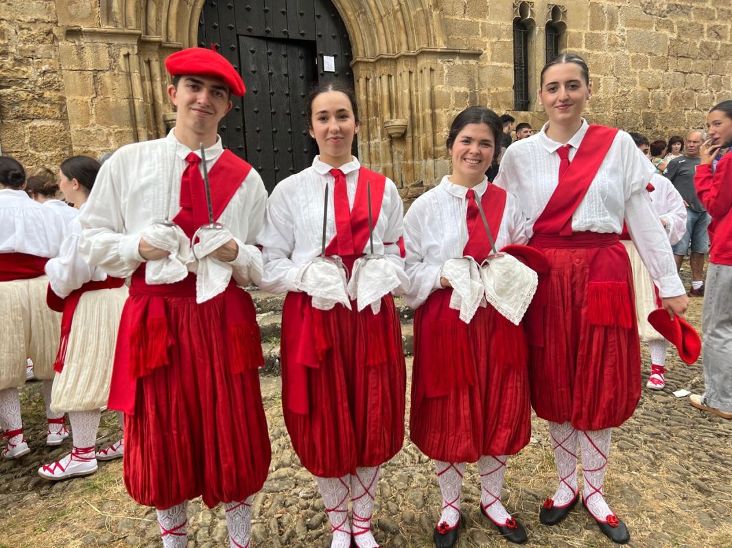 Emocionante Ezpata Dantza a la Virgen en la Antigua