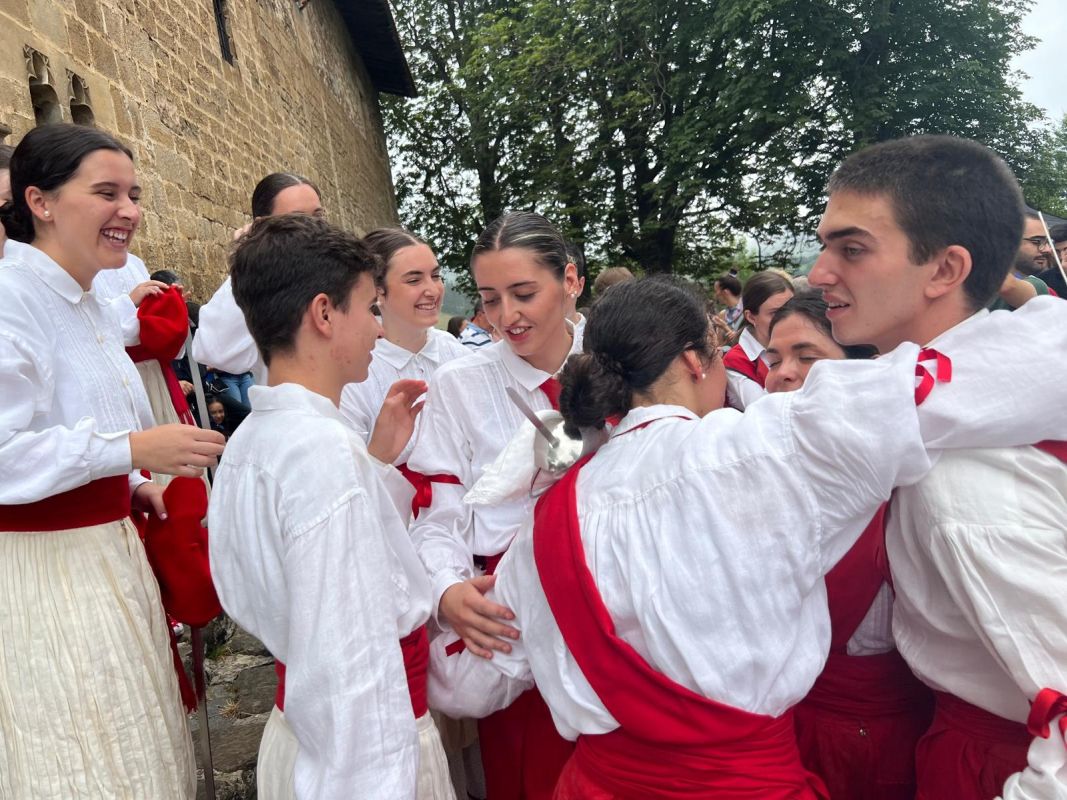 Emocionante Ezpata Dantza a la Virgen en la Antigua
