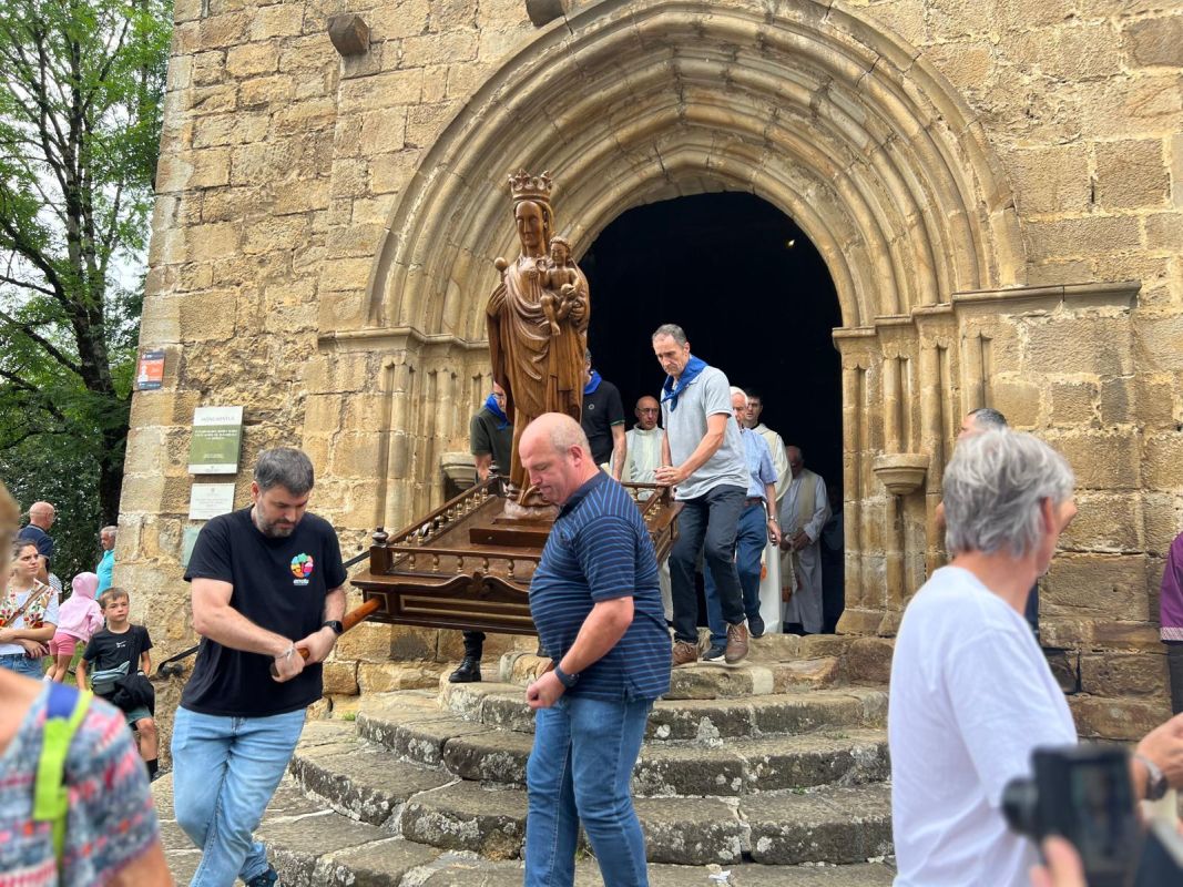 Emocionante Ezpata Dantza a la Virgen en la Antigua