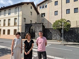 Nagore Alkorta junto a los ediles Leire Goenaga y Mikel Odrizola frente al Convento de Las Siervas.