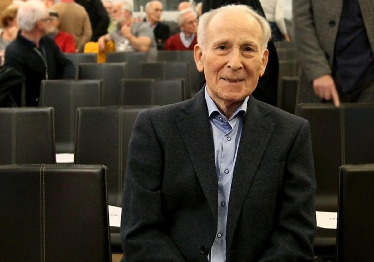 Joxe Azurmendi, artxiboko irudi batean.