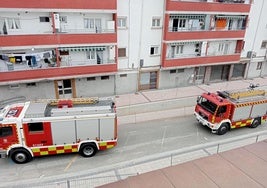 Los bomberos, a su llegada a la calle Santa Teresa.