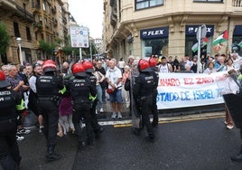 Los manifestantes protestan contra Calamaro a la llegada al Kursaal.