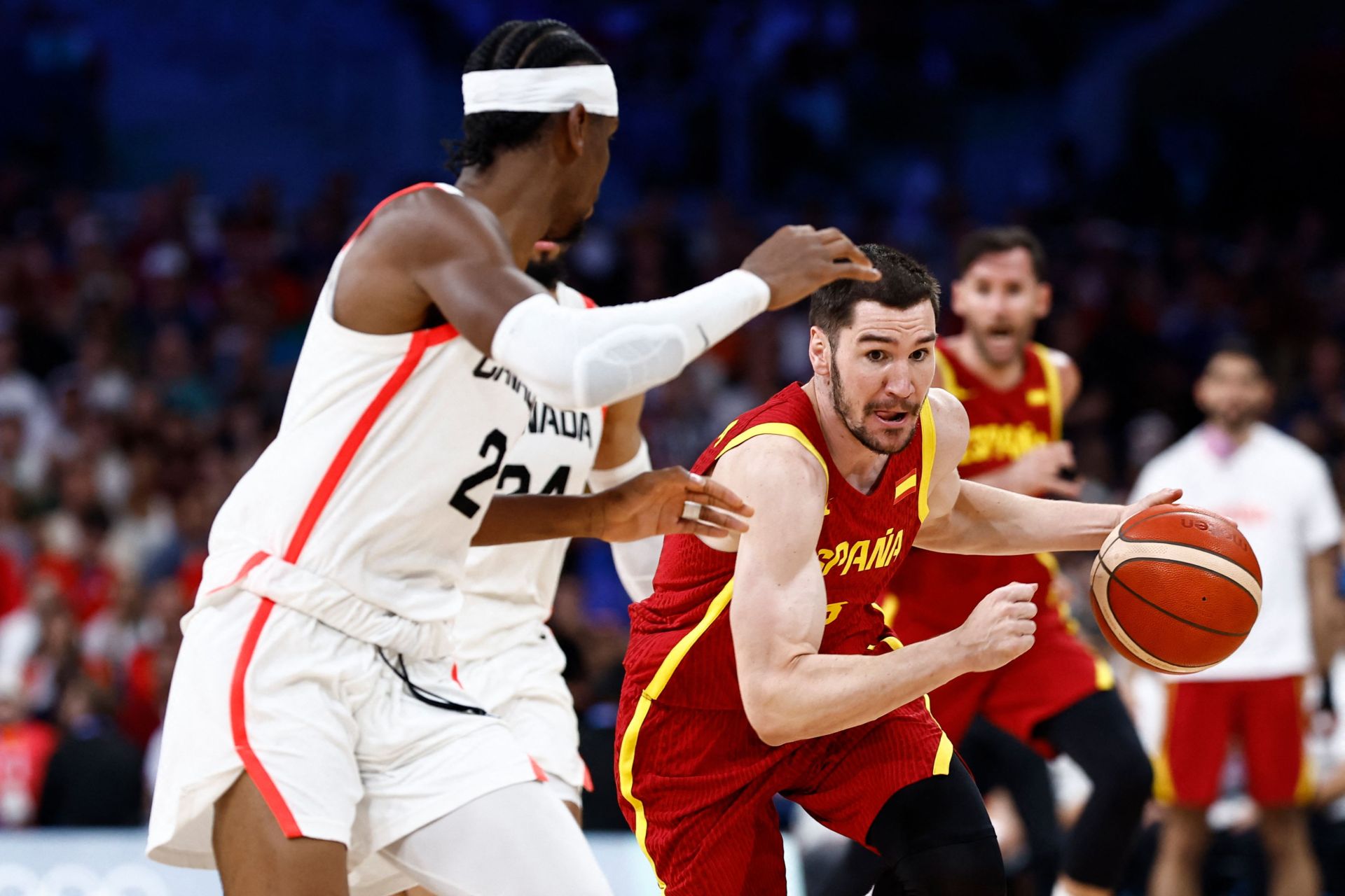 Darío Brizuela conduce el balón en el partido de las Olimpiadas contra Canadá.
