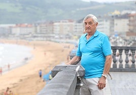 Cándido Ibar en el malecón de Zarautz, municipio guipuzcoano donde reside desde hace año y medio junto a su sobrino.