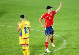 Jon Martín celebra un gol frente a Rumanía