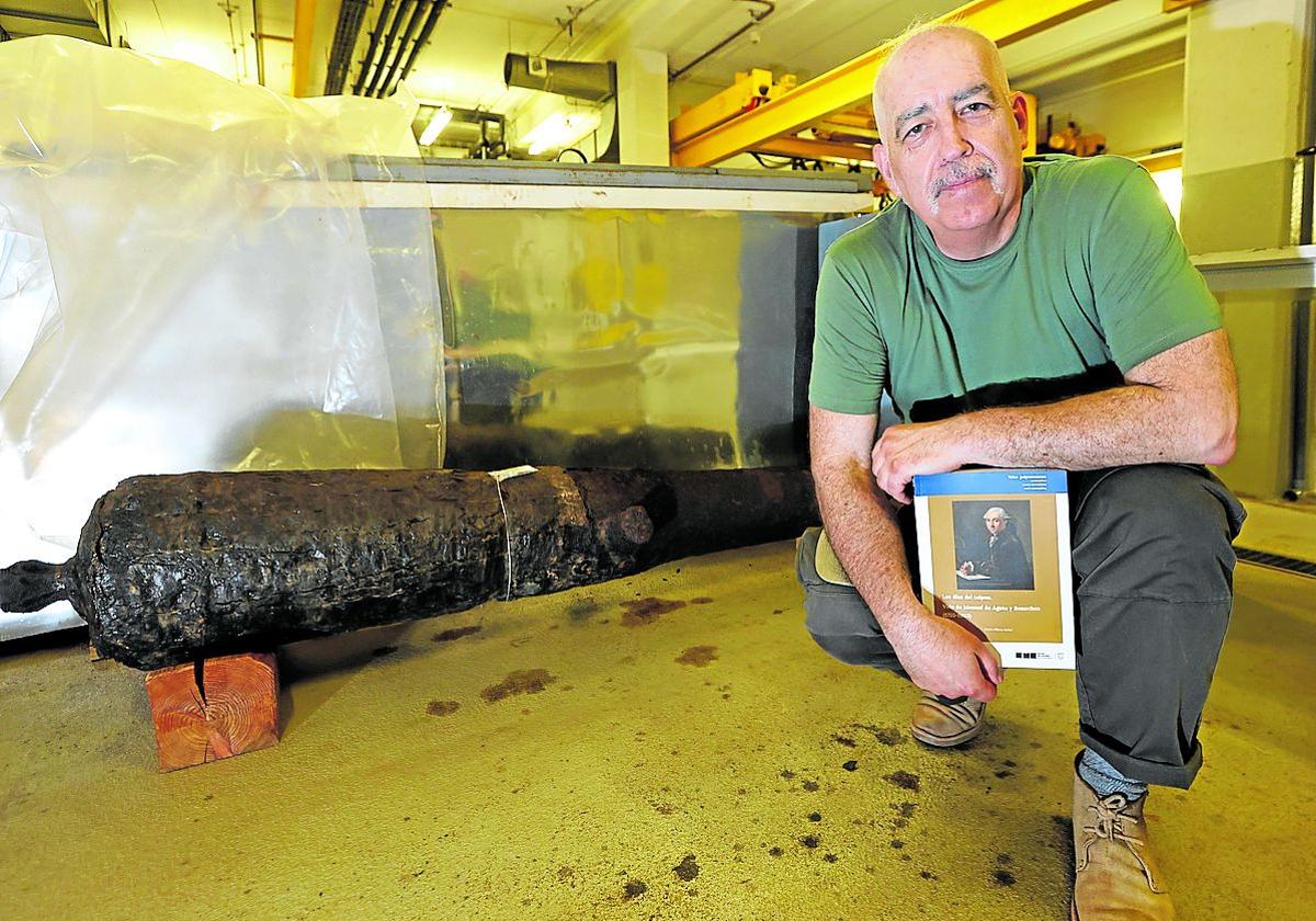 Carlos Rilova, historiador y escritor, junto a un cañón antiguo en Gordailua, en Irun.