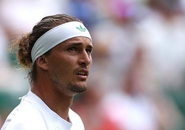 Alexander Zverev, durante el partido de primera ronda de Wimbledon en el que quedó eliminado del torneo.