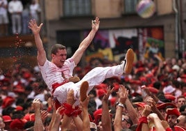 Un joven es manteado durante el Chupinazo que da inicio a las fiestas de San Fermín cada 6 de julio en Pamplona.