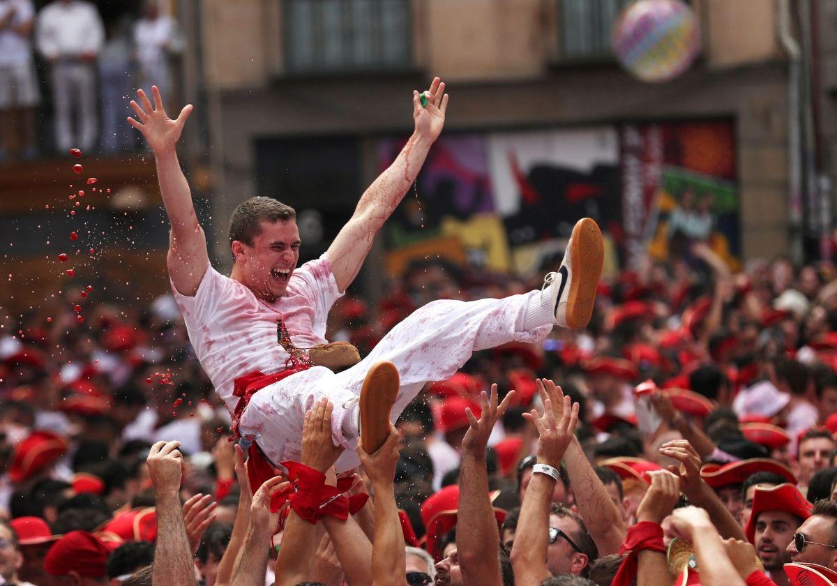 Un joven es manteado durante el Chupinazo que da inicio a las fiestas de San Fermín cada 6 de julio en Pamplona.