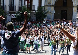 Aurten ere kuadrilla ugarik hartu zuten parte Gudarien plazan antolatutako brindisean.